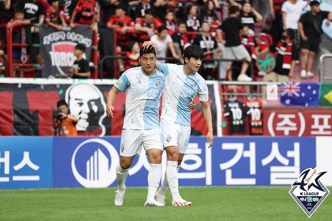 [서울=뉴시스]골 합작한 주민규와 설영우. 2023.07.08. (사진=한국프로축구연맹 제공) *재판매 및 DB 금지