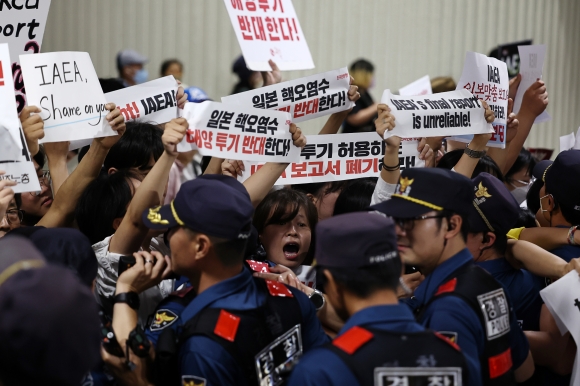 그로시 사무총장 방한 반대하는 시민단체 - 라파엘 그로시 국제원자력기구(IAEA) 사무총장의 입국이 예정된 7일 김포공항 국제선 입국장 인근에서 시민단체가 그로시 사무총장의 방한을 반대하는 손 피켓을 들고 있다. 2023.7.8 연합뉴스