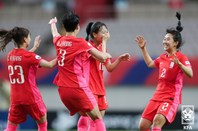 한국 여자축구 대표팀 장슬기(가운데)가 8일 아이티와 평가전에서 2 대 1로 승부를 뒤집는 역전골을 터뜨린 뒤 기뻐하고 있다. 사진 제공=대한축구협회