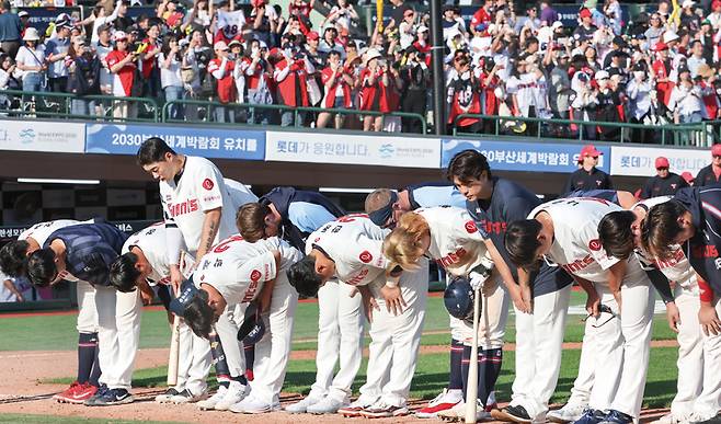 6월4일 KIA와의 경기에서 6대0으로 패한 롯데 선수들이 고개 숙여 인사하고 있다. ⓒ연합뉴스