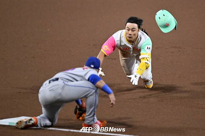 김하성이 7회 슬라이딩을 시도하고 있다. 하지만 공이 더 빨랐다. /AFPBBNews=뉴스1