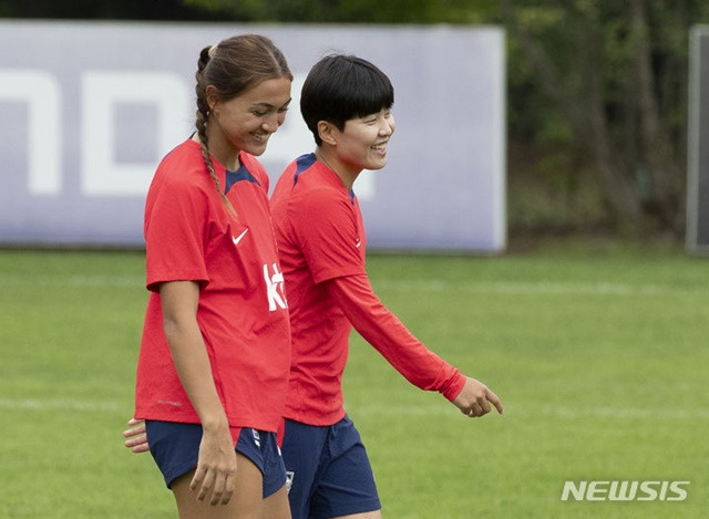 케이시 페어(왼쪽)와 지소연. /사진=뉴시스 제공