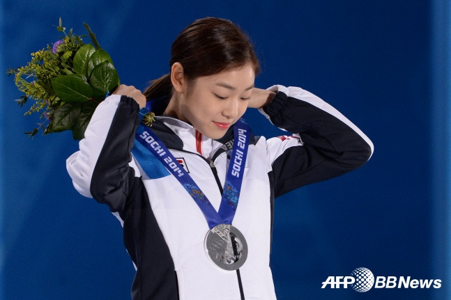 김연아가 2014년 소치올림픽 당시 은메달을 목에 걸고 있다. /AFPBBNews=뉴스1