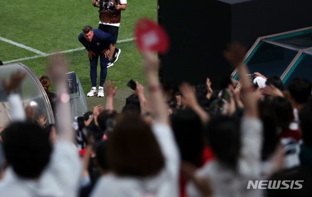 콜린 벨 감독이 8일 아이티전 경기가 끝나자 팬들에게 인사하고 있다. /사진=뉴시스 제공