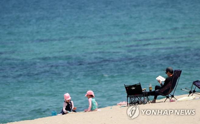 경포해변 백사장에서 모래장난 하는 아이들 [연합뉴스 자료사진]