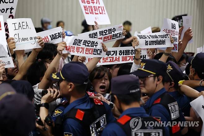 그로시 사무총장 방한 반대하는 시민단체 (서울=연합뉴스) 윤동진 기자 = 라파엘 그로시 국제원자력기구(IAEA) 사무총장의 입국이 예정된 7일 김포공항 국제선 입국장 인근에서 시민단체가 그로시 사무총장의 방한을 반대하는 손 피켓을 들고 있다. 2023.7.8 mon@yna.co.kr