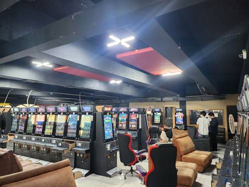 지난달 15일 불법 게임장 단속하는 경찰 [제주동부경찰서 제공. 재판매 및 DB 금지]