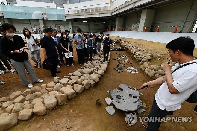 경주 쪽샘 발굴현장에서 고분축조과정 설명하는 연구원 (서울=연합뉴스) 4일 경주 쪽샘 발굴현장에서 국립경주문화재연구소 심현철 연구원이 쪽샘 발굴성과 시사회에 참석한 언론들을 대상으로 고분 축조과정과 유물 발굴과정을 설명하고 있다. 2023.7.4 [문화재청 제공. 재판매 및 DB 금지] photo@yna.co.kr