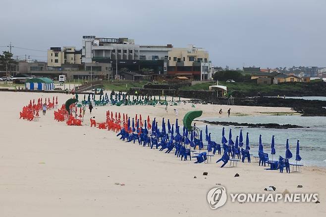 장마에 한산한 해수욕장 (제주=연합뉴스) 박지호 기자 = 전국에서 장마가 이어지는 가운데 29일 제주시 애월읍 곽지해수욕장이 한산한 모습이다. 2023.6.29 jihopark@yna.co.kr