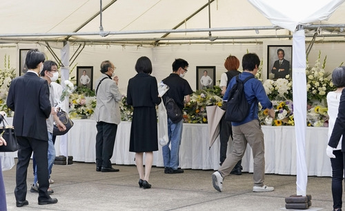 아베 1주기 맞아 헌화하는 시민들   (도쿄 교도=연합뉴스) 아베 신조 전 총리의 1주기인 8일 도쿄 도심 사찰인 조죠지에 마련된 헌화대에서 꽃을 바치고 참배하는 시민들.  2023.7.8. [재배포 및 DB 금지]