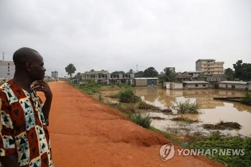 호우로 물에 잠긴 코트디부아르 아비장 [EPA 연합뉴스 자료사진, 재판매 및 DB 금지]