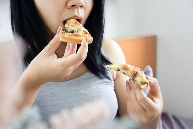 감정과 기분때문에 습관적으로 먹다 보면 건강을 해친다. 스트레스를 먹는 걸로 풀지 않고 정서적 허기를 이겨내는 방법엔 뭐가 있을까. [사진=게티이미지뱅크]