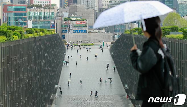 봄비가 내리는 25일 서울 서대문구 이화여자대학교.. 2023.4.25/뉴스1 ⓒ News1 안은나 기자