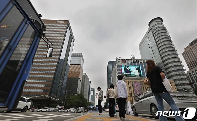 7일 오전 서울 종로구 세종대로 사거리에서 바라본 하늘이 구름으로 덮혀 있다. 2023.6.7/뉴스1 ⓒ News1 장수영 기자