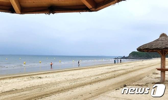 9일 오전 10시에 찾은 전북 부안군 변산해수욕장이 궂은 날씨 탓에 한산한 모습을 보이고 있다./뉴스1