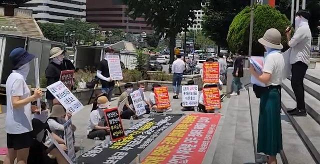 롯데손해보험피해자모임은 지난 3일 서울 중구에 위치한 롯데손해보험 본사 앞에서 집회를 열고 "롯데손보는 기존에 잘 지급하던 암 면역 치료제에 대해 갑자기 부지급을 선언했다"며 "계약자별 치료비를 다르게 지급하거나 약관에 없는 의료자문 동의서를 강요한다"고 밝혔다. /유튜브 갈무리