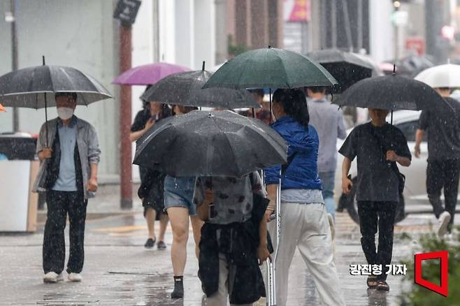 수도권에 '호우특보'가 발령된 29일 지난해 침수 피해를 입었던 서울 강남역 인근에서 시민들이 우산을 쓰고 이동하고 있다. 사진=강진형 기자aymsdream@