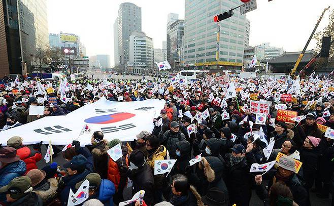 2016년 12월 24일 오후 서울 중구 서울시청 교차로에서 '박사모' 등 보수단체 회원들이 9차 촛불집회를 규탄하는 맞불집회를 마치고, 박근혜 대통령 탄핵 반대를 외치며 행진하고 있다./조선일보DB