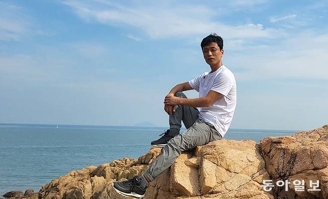 지난해 열린 강서구 각 동별 직능단체장 워크샵에 참가한 강 씨가 인천의 한 섬에서 잠시 휴식을 취하고 있다.
