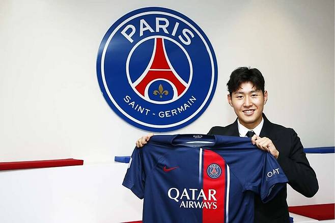 이강인이 파리 생제르맹 유니폼을 들고 있다. PSG 누리집 갈무리