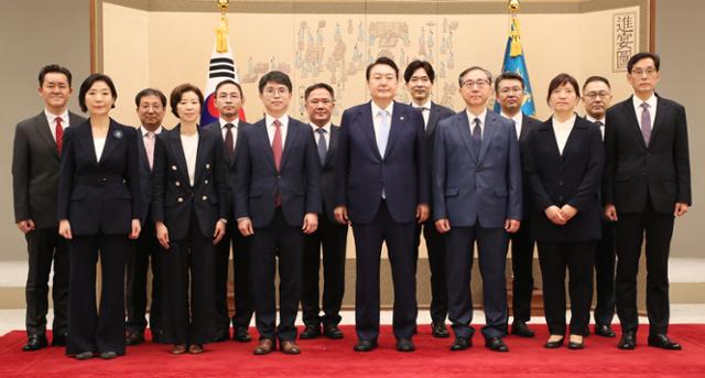 윤석열 대통령이 3일 서울 용산 대통령실 청사에서 신임 차관급 임명장 수여식에 참석해 기념촬영을 하고 있다. 서재훈 기자