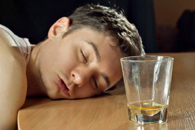 술 마실 때와 다음날 아침에 피로감, 졸음이 느껴지고 어지럽다면 알코올 저혈당을 의심해봐야 한다./사진=게티이미지뱅크