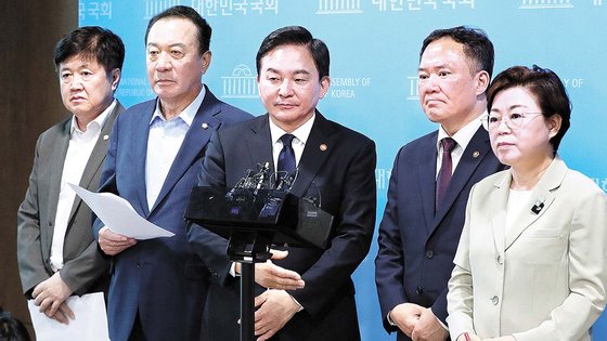 원희룡 국토부장관(가운데)은 지난 6일 국회에서 서울~양평고속도로 사업의 중단을 발표했다. 뉴스1