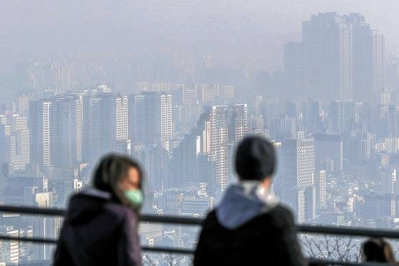 서울 중구 남산에서 바라본 도심 아파트 단지 모습. 뉴스1