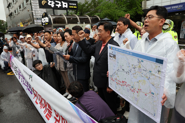 ▲ 전진선 양평군수와 국민의힘 소속 경기도의원·군의원들이 9일 오전 서울 여의도 더불어민주당 중앙당사를 방문해 원희룡 국토교통부 장관이 ‘백지화’를 선언한 서울-양평 고속도로 사업 관련 양평군의 입장을 밝힌 뒤 구호를 외치고 있다. 연합뉴스