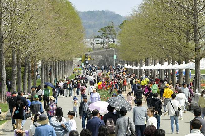 전남 순천시에서 열리고 있는 순천만국제정원박람회장을 찾은 관람객들이 행사장을 관람하고 있다. 순천만국제정원박람회 조직위원회 제공