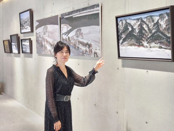 9일 오후 최선미 작가가 언엔드에서 열리는 개인전에서 자신의 작품들에 대해 설명하고 있다. 박동필 기자