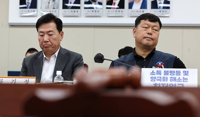 6일 오후 세종시 정부세종청사 최저임금위원회 회의실에서 열린 제11차 전원회의에서 사용자위원인 류기정 한국경영자총협회 전무(왼쪽)와 근로자위원인 류기섭 한국노총 사무총장이 자리하고 있다. [연합]