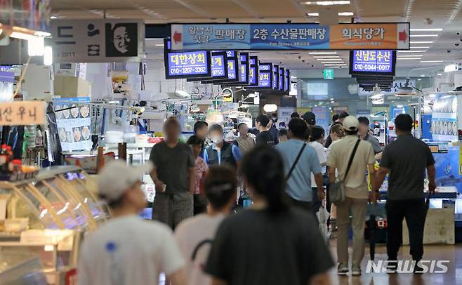 [서울=뉴시스] 김금보 기자 = 일본 후쿠시마 원전수 방류가 임박하면서 수산물 안선성에 대한 이목이 집중되고 있다. 사진은 9일 오후 서울 동작구 노량진 수산시장. 2023.07.09. kgb@newsis.com