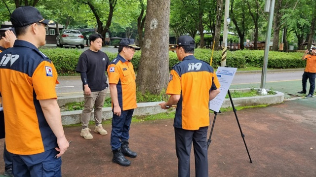 ▲조선호 경기도소방재난본부장이 119시민수상구조대 운영 현장을 방문해 현황을 청취하고 있다. ⓒ경기도소방재난본부