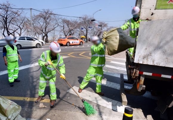 환경미화원 자료사진(본 기사와 관련없음). 서울신문DB