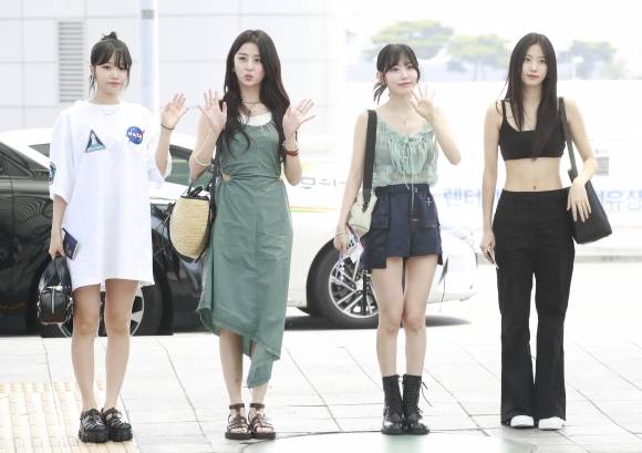 르세라핌, 중화권 팬과의 첫 만남 위해 출국 - 그룹 르세라핌 김채원(왼쪽부터)과 허윤진, 사쿠라, 카즈하가 해외 일정차 7일 인천국제공항을 통해 마카오로 출국하고 있다. 2023.7.7 뉴스1