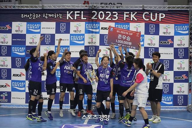 한국풋살연맹(KFL) 2023 풋살 코리아(FK)컵 여자부에서 준우승한 인천 ALTONG레이디스. 한국풋살연맹 제공