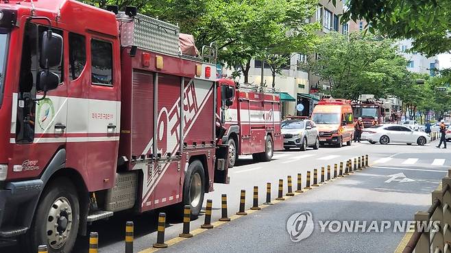 전주 아파트 화재로 출동한 소방당국 (전주=연합뉴스) 9일 오전 11시 35분께 전주시 완산구 한 아파트 20층에서 불이 나 신고를 받은 소방당국이 출동해 있다. 2023.7.9 [독자 제공.재판매 및 DB 금지] doo@yna.co.kr