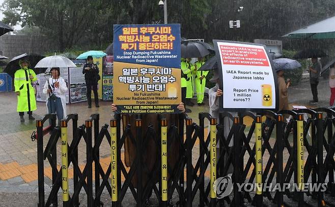 그로시 IAEA 사무총장 방문 국회 앞 시민단체 (서울=연합뉴스) 하사헌 기자 = 9일 오전 민주당 후쿠시마 원전 오염수 해양투기 저지대책위원회와 라파엘 그로시 국제원자력기구(IAEA) 사무총장의 면담이 열리는 서울 여의도 국회 앞에서 오염수 투기에 반대하는 시민단체 회원들이 시위를 하고 있다. 2023.7.9 [공동취재] toadboy@yna.co.kr