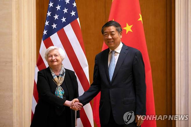 악수하는 미국 재무장관과 중국 부총리 (베이징 AFP=연합뉴스) 재닛 옐런 미국 재무장관(왼쪽)과 허리펑 중국 국무원 부총리가 8일 중국 베이징 댜오위타이(釣魚臺) 국빈관에서 악수하고 있다. 이날 옐런 장관은  미·중이 상호 오해를 피하기 위해 직접적으로 의사소통해야 한다고 밝혔다. 2023.07.09 clynnkim@yna.co.kr