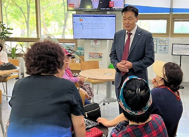 이계문 사장이 시민들과 이야기를 나누고 있다.(사진=남양주도시공사 제공)