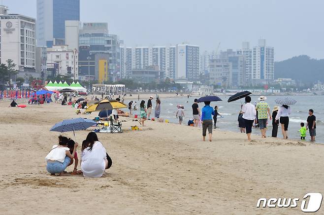 경북 포항시 전역에 폭염 특보가 발령된 9일 오후 북구 영일대해수욕장에서 시민과 관광객들이 더위를 식히고 있다.2023.7.9/뉴스1 ⓒ News1 최창호 기자