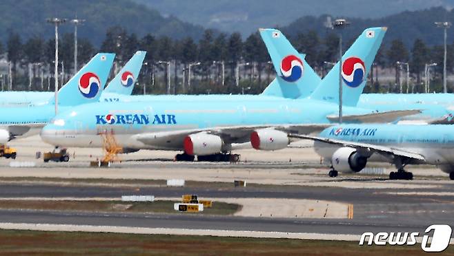 인천국제공항 제2여객터미널 계류장에 대한항공 A380 여객기가 머무르고 있다. ⓒ News1 민경석 기자