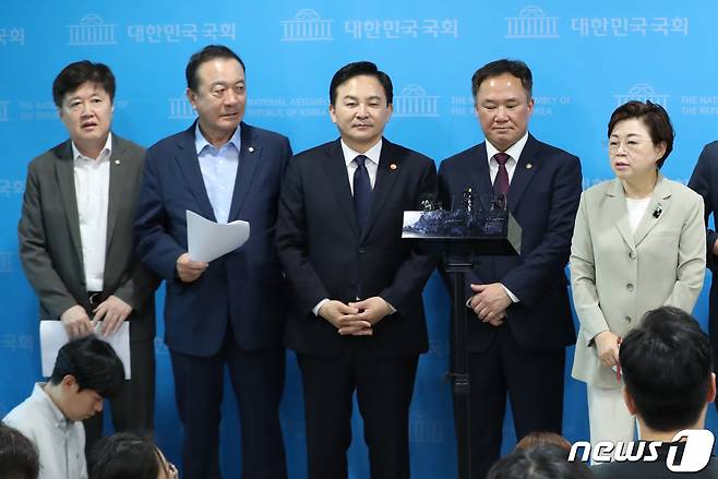 원희룡 국토교통부 장관과 백원국 제2차관이 6일 오전 서울 여의도 국회 소통관에서 '서울~양평 고속도로에 대한 뉴스' 관련 취재진의 질문을 받고 있다./뉴스1 ⓒ News1 송원영 기자