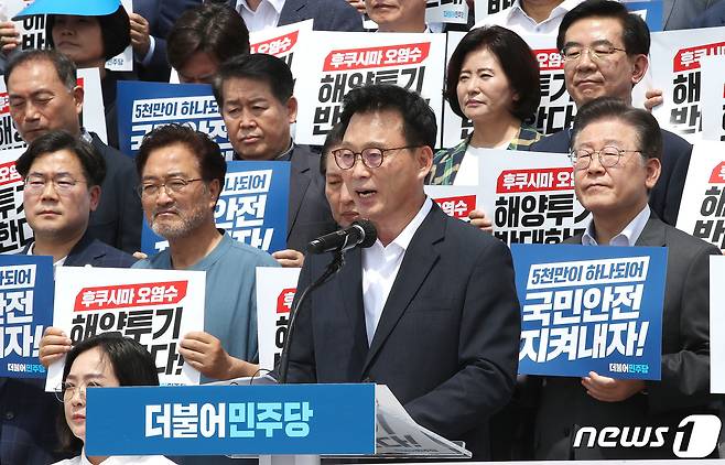 박광온 더불어민주당 원내대표가 7일 오전 서울 여의도 국회 본청 앞에서 열린 윤석열정부 오염수 투기 반대 촉구 결의대회에서 발언을 하고 있다./뉴스1 ⓒ News1 임세영 기자