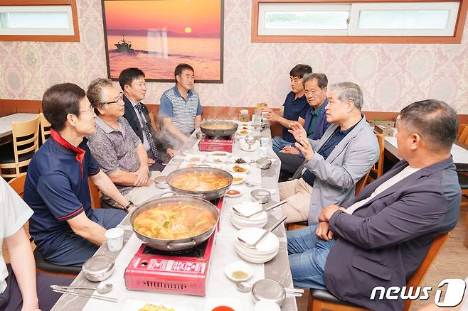 한국수력원자력(주) 월성원자력본부 김한성 본부장이 10일 경주시 양남면 주민들을 만나 의견을 나누고 있다. (한수원 월성원자력본부제공)2023.7.10/뉴스1