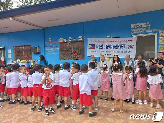 필리핀 까비떼주 망가한시에 위치한 굿월드 명궁 데이케어센터 졸업식에서 덕문스님을 비롯한 굿월드자선은행 후원자들이 아이들을 축하해주고 있다. (대한불교조계종 19교구 본사 지리산 대화엄사 제공) 2023.7.10/뉴스1