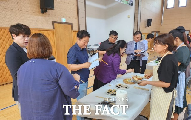 정읍시와 구절초축제추진위원회는 지난 5~6일 산내면종합체육센터에서 제16회 정읍 구절초 꽃축제에 판매장 참가를 신청한 지역주민을 대상으로 음식·제품 품평회를 가졌다. / 정읍시