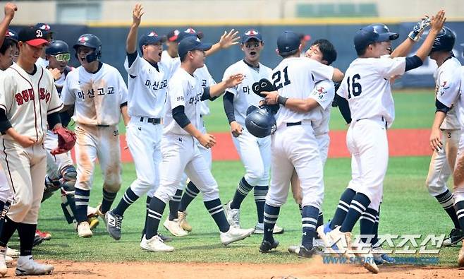 제78회 청룡기 전국고교야구선수권대회 덕수고와 마산고의 경기가 10일 목동야구장에서 열렸다. 마산고가 11대4 7회 콜드게임 승리를 거뒀다. 경기가 종료되자 기뻐하는 마산고 선수들의 모습. /허상욱 스포츠조선 기자