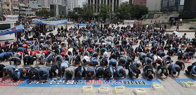 사진 / 10일 오전, 부산 동구 초량동 부산역 광장에서 열린 '우리 수산물 소비 촉진 어민 호소대회'에서 한국연안어업인중앙연합회 회원들이 큰절을 하며 우리 수산물의 안전 홍보와 수산물 소비를 호소하고 있다./고운호 기자